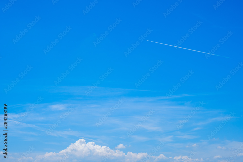 【写真素材】 青空 空 雲 夏の空 飛行機雲 背景 背景素材 8月 コピースペース 【写真素材】 青空 空 雲 夏の空 飛行機雲 背景 背景素材 8月 コピースペース