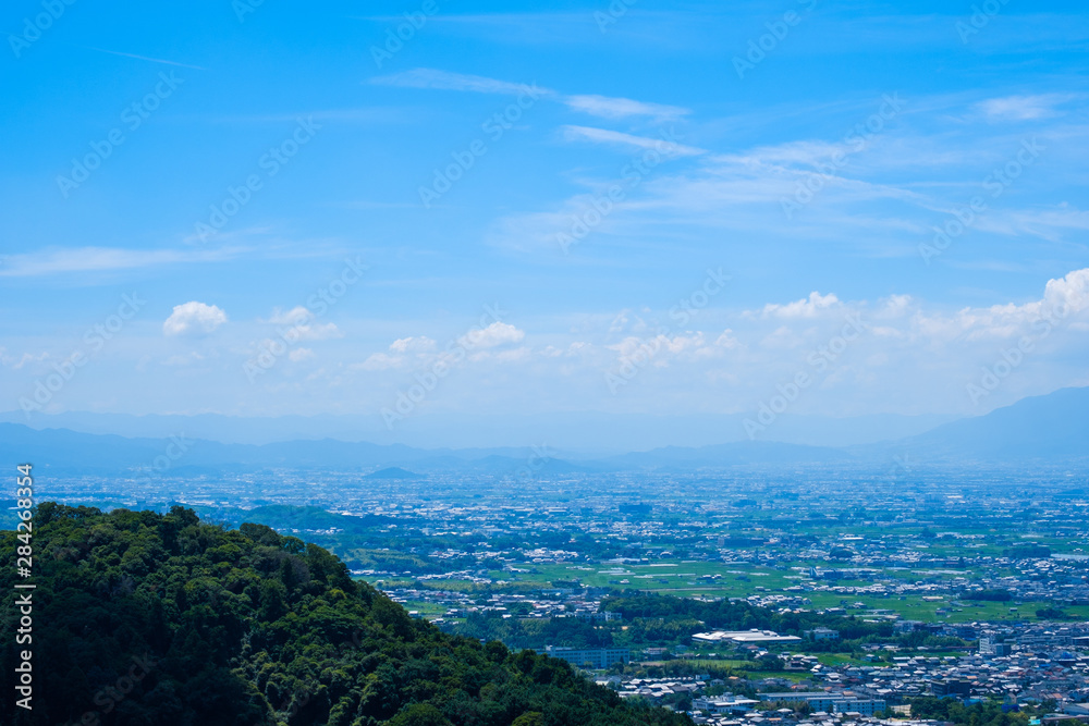 【写真素材】 青空　空　雲　夏の空　奈良　市街地　若草山　背景　背景素材　8月　コピースペース　