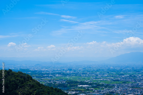 【写真素材】 青空 空 雲 夏の空 奈良 市街地 若草山 背景 背景素材 8月 コピースペース 