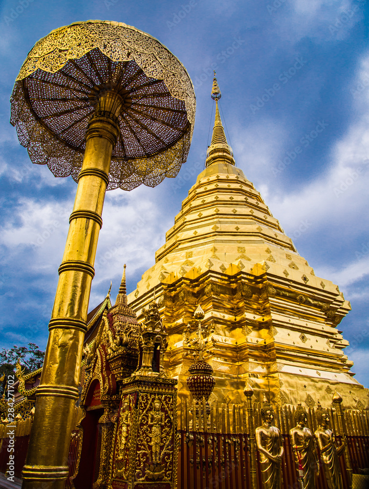 Fototapeta premium White temple views in Chiang Rai in Thailand