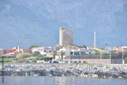 torre difensiva di forma circolare nel comune di Isola delle femmine, Palermo, Sicilia. La tipologia del manufatto la fa risalire  probabilmente  al '400 al tempo del re Aragonese Martino il giovane photo