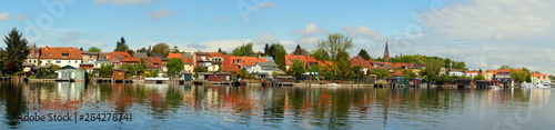 weites Panorama vom See zur Stadt Malchow, die sich im Wasser spiegelt