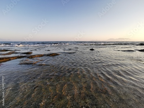 Meer  Beach  Strand  Sand  Wasser  Sonne  Himmel  Horizont  Urlaub  Stein ins Wasser