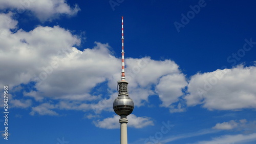 imposanter Fernsehturm in Berlin ist ein weit sichtbares Wahrzeichen photo