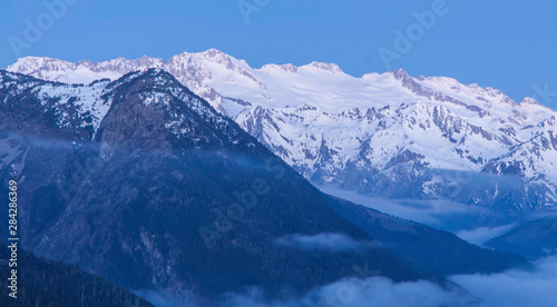 Maladetas peaks and foggy valley © Aitor