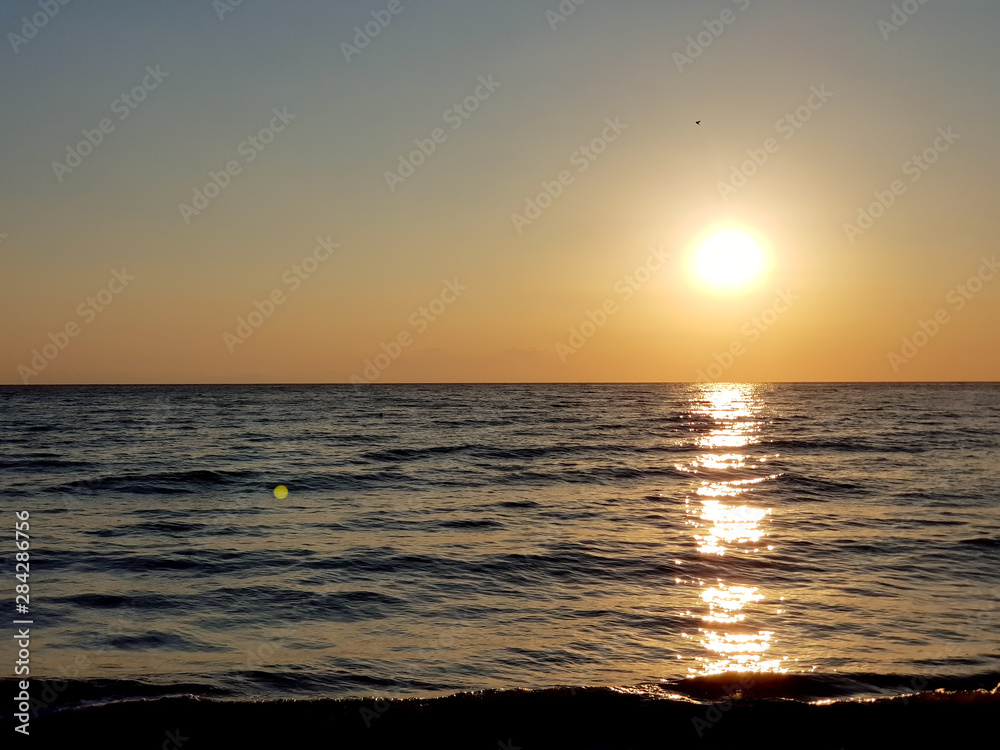 wschód słońca nad morzem