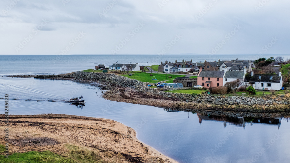 Obraz premium Boat returning to Brora harbour