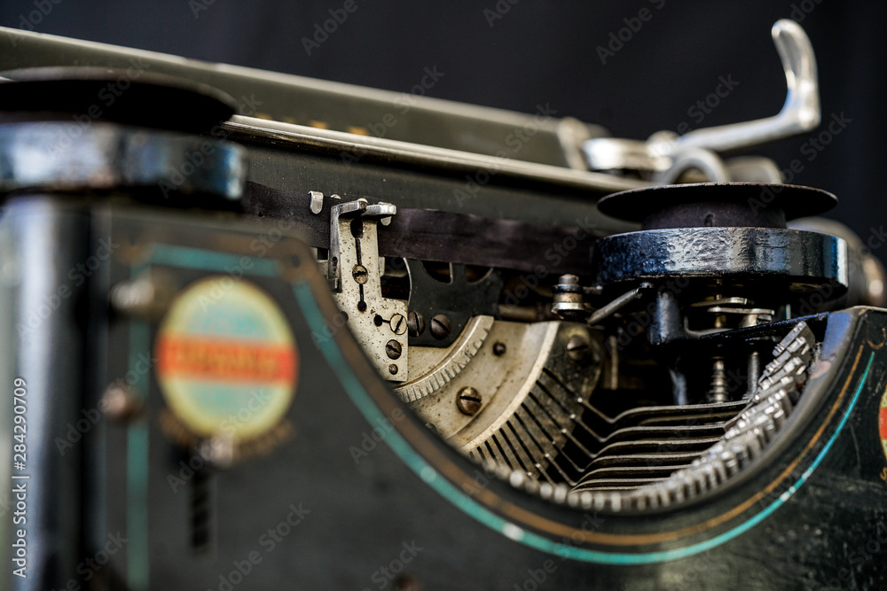 Nahaufnahme Urania Schreibmaschine 1925 Typenkorb und Farbbandspule
