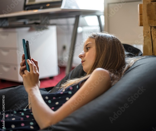 nachdenkliches  Mädchen mit smartphone