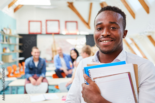 Glücklicher afrikanischer Student im Uni Seminar