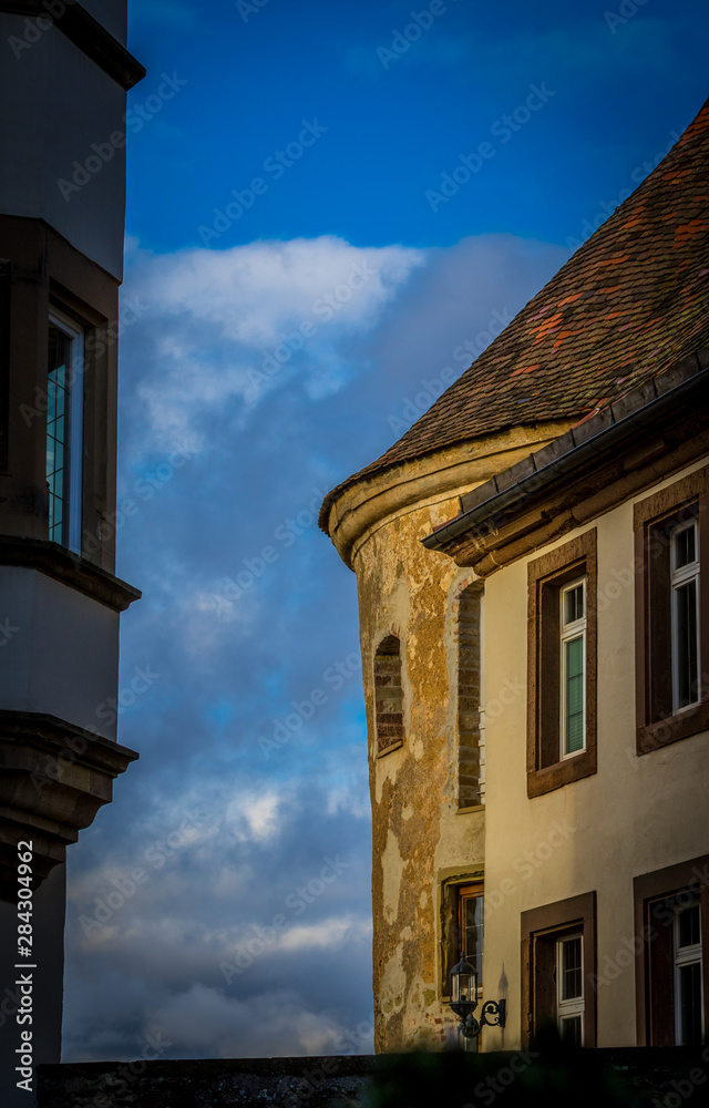 Schatten und Licht Burg Stettenfels vor blauem Himmel