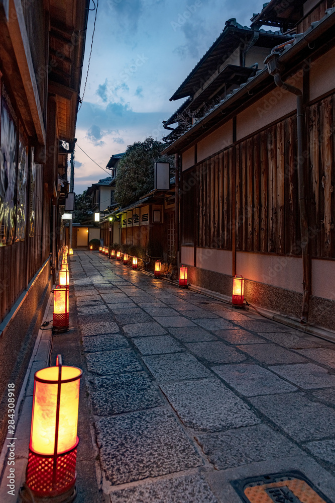 Fototapeta premium 京都 東山 夕暮れの石塀小路
