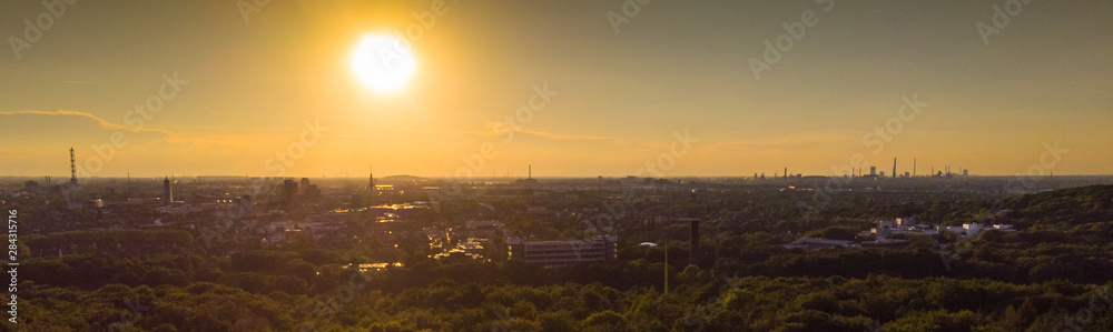 Panorama der Duisburger Skyline bei tiefstehender Sonne aus der Luft