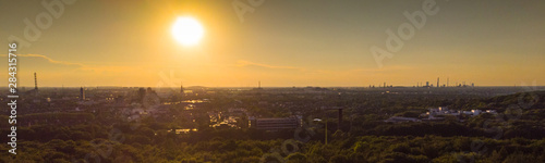 Panorama der Duisburger Skyline bei tiefstehender Sonne aus der Luft