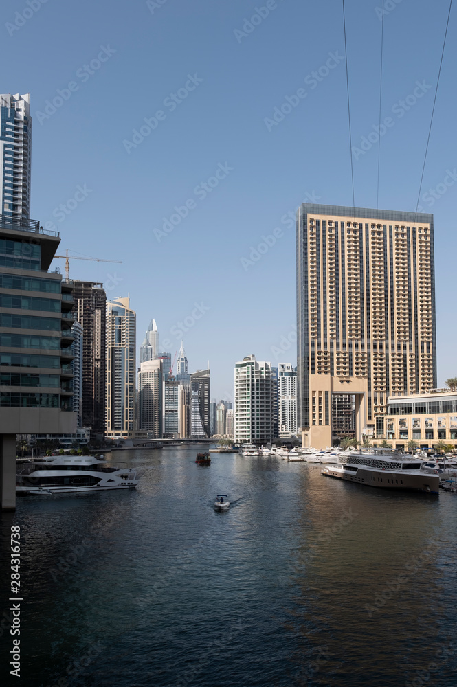 Obraz premium Dubaj, Zjednoczone Emiraty Arabskie - maj 2019: Widok nowoczesnych drapaczy chmur świecących w światłach wschodu słońca w Dubai Marina w Dubaju, ZEA.
