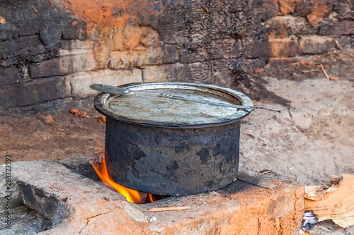Obraz na plátně Cooking jaggery - uncentrifuged sugar