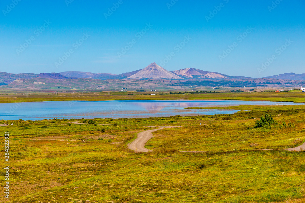 Naklejka premium Lake on Iceland with volcanic landscae in background