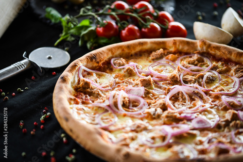 italian pizza with fresh tuna, red onion & tasty cheese