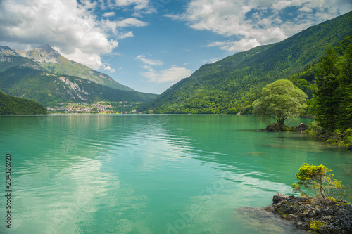 Fototapeta Naklejka Na Ścianę i Meble -  Der Molvenosee liegt eingebettet zwischen Bergen in den Dolomiten, Italien