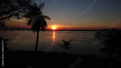 Atardecer en el rio