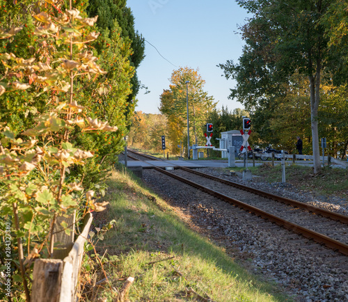 Schienen und Bahnübergang photo