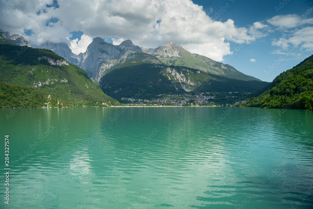 Der Molvenosee liegt eingebettet zwischen Bergen in den Dolomiten, Italien