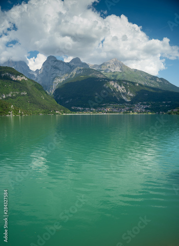 Der Molvenosee liegt eingebettet zwischen Bergen in den Dolomiten, Italien