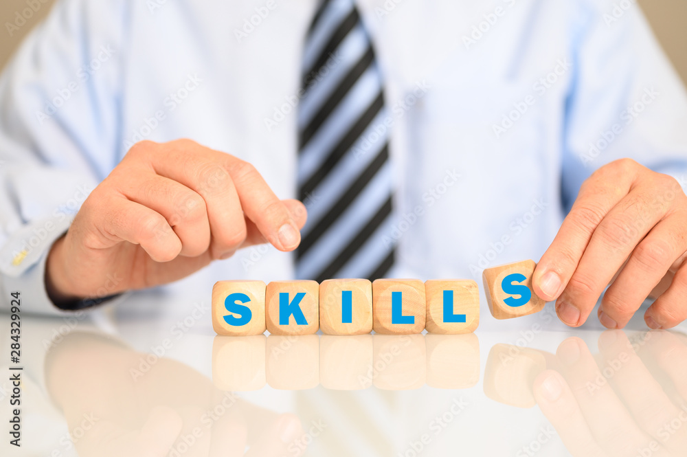Geschäftsmann mit Schlagwort SKILLS Geschäftsmann mit Schlagwort SKILLS