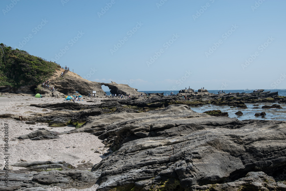 Fototapeta premium 城ヶ島 馬の背洞門と岩場