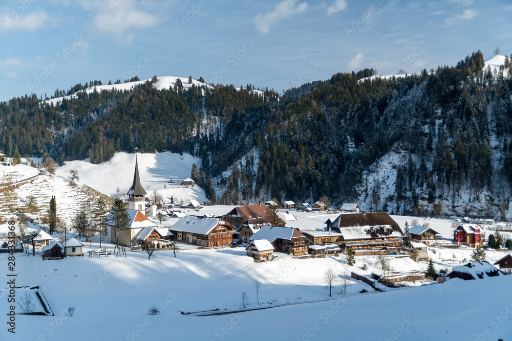 Winter in Trub Dorf im tiefverschneiten Emmental