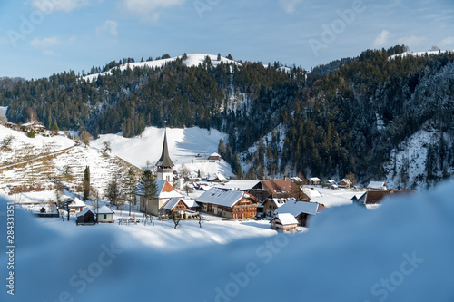 Winter in Trub Dorf im tiefverschneiten Emmental