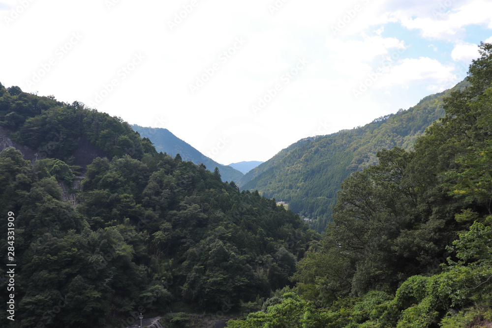 Obraz premium 矢作ダムからの景観（愛知県豊田市、岐阜県恵那市）