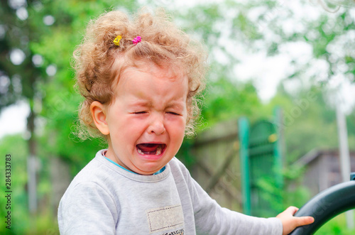 Canvas-taulu little girl crying