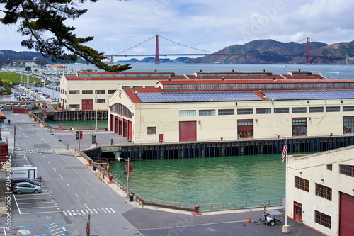Obraz na płótnie San Francisco, California / USA - May 15, 2018: Festival Pavilion - a large open pavilion building in the Fort Mason complex next to Marina Green and a view of the San Francisco Bay / SFAI w salonie