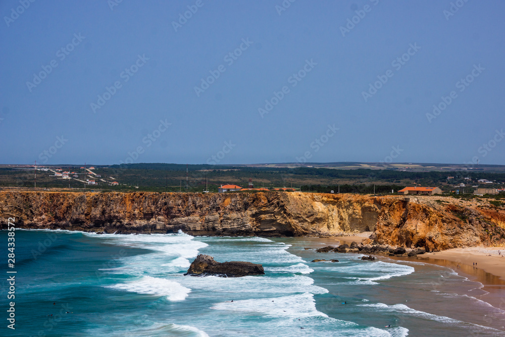 Obraz premium Portuguese coast, cliff into the Atlantic Ocean. Taken in Sagres