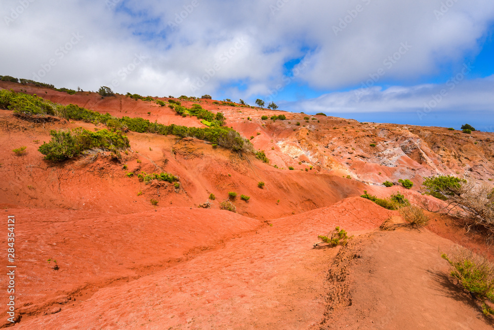 Landschaft mit rotem Sand im Norden von La Gomera / Kanaren