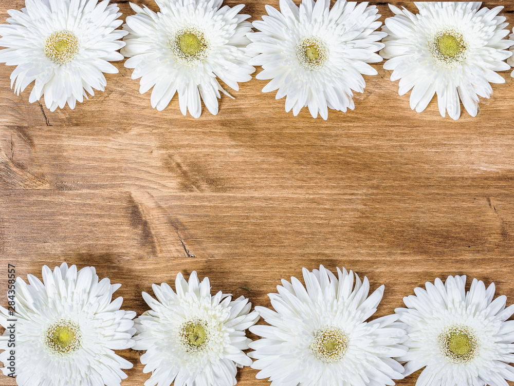 Obraz premium Wood table with some white flowers and plants