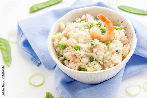 Rice with shrimp, green peas and leek.