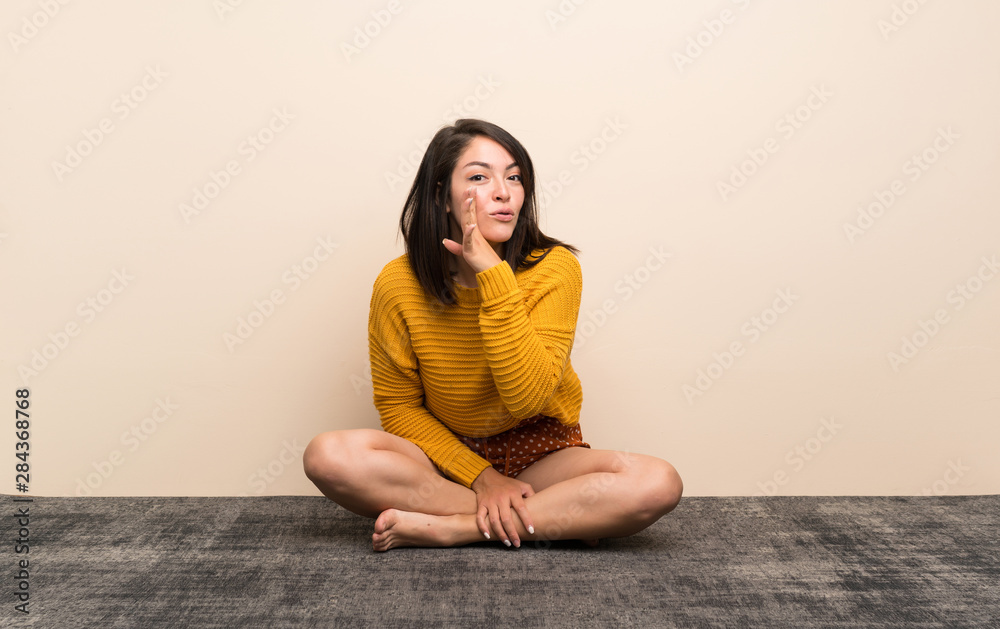 © luismolinero - Young Mexican woman whispering something © luismolinero - Young Mexican woman whispering something