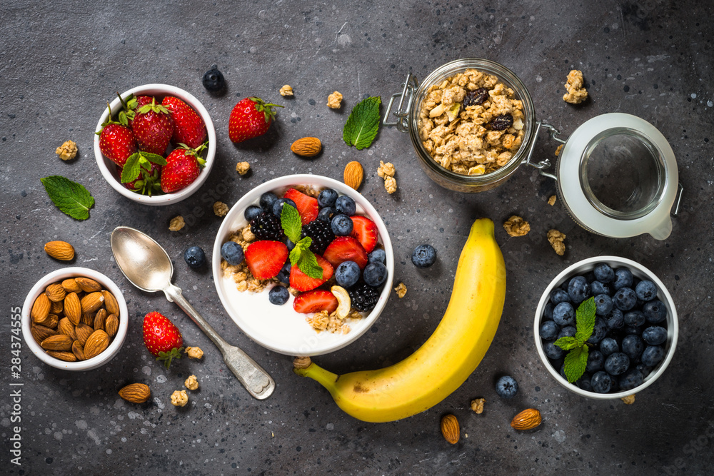 Greek yogurt granola with fresh berries .