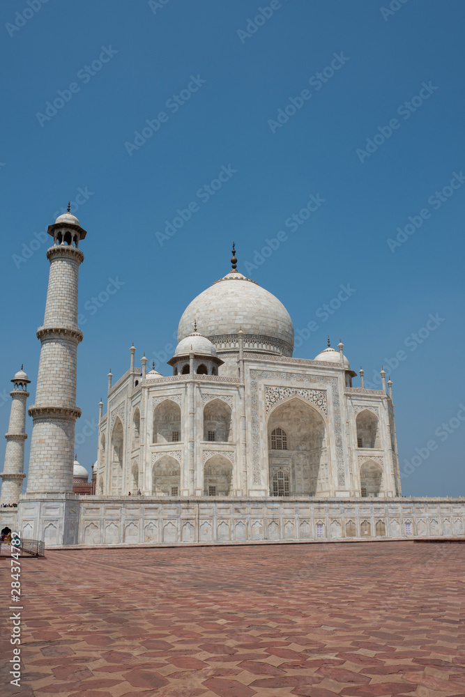 India, Agra, Taj Mahal. Famous landmark memorial to Queen Mumtaz Mahal, circa 1632. UNESCO World Heritage Site.