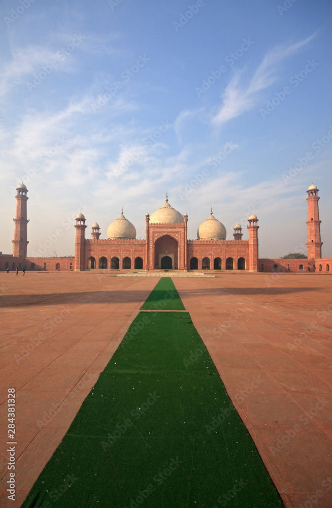 Obraz premium Badshahi Masjid, one of the biggest mosques in the world