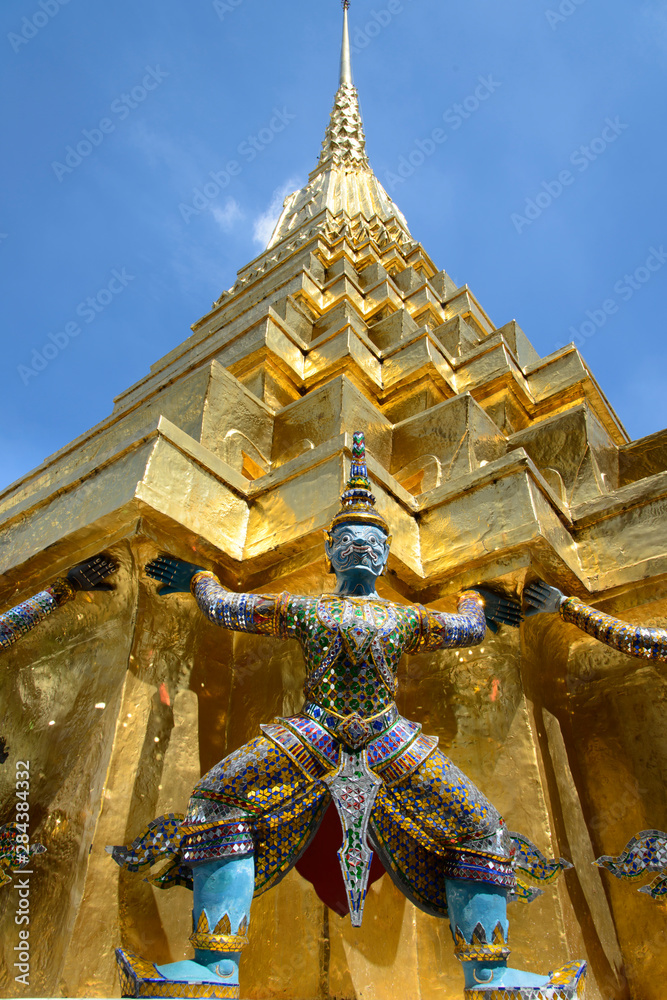 Fototapeta premium Thailand, Bangkok. Statue at Grand Palace.
