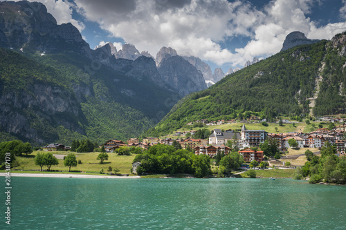 Der Molvenosee liegt eingebettet zwischen Bergen in den Dolomiten, Italien