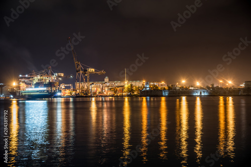 Veracruz, puerto de barcos de México vista nocturna con luces de colores, barcos y edificios importantes, casas antiguas y cargueros con productos importados