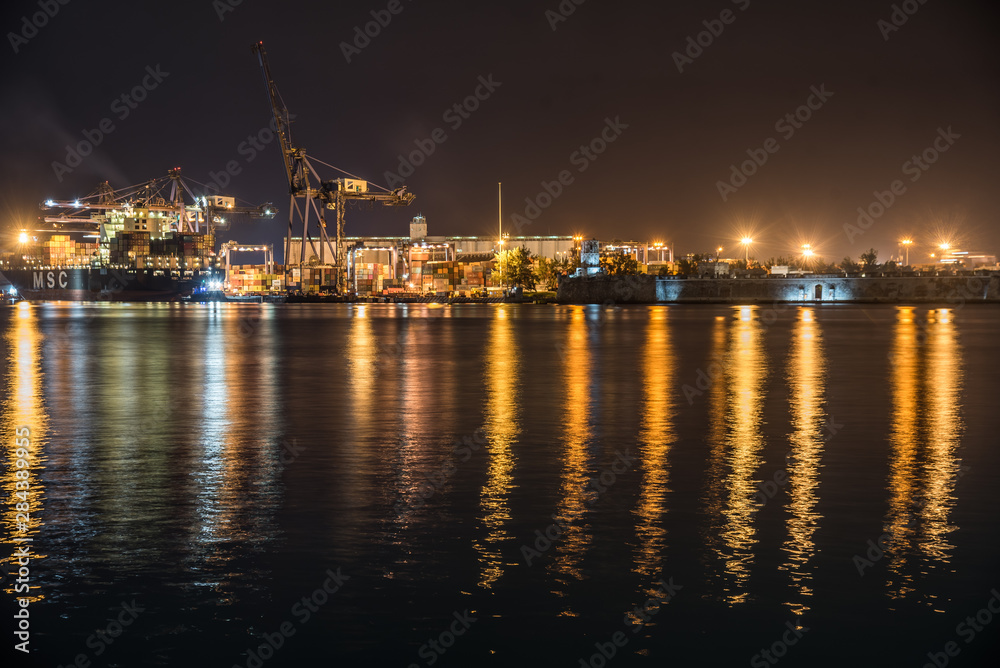 Veracruz, puerto de barcos de México vista nocturna con luces de colores, barcos y edificios importantes, casas antiguas y cargueros con productos importados
