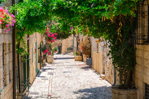 Fototapeta Naklejka Na Ścianę i Meble -  stone narrow street in Jerusalem old city