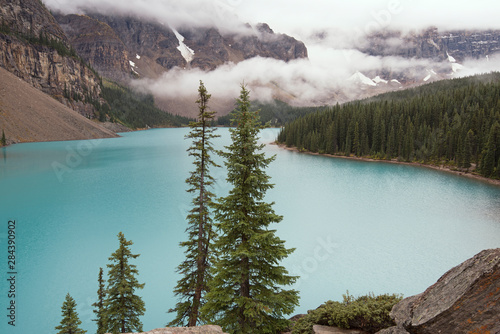 Moraine Lake  Lake Louise  Banff National Park  Alberta  Canada  Canadian Rockies  turquoise glacier lake