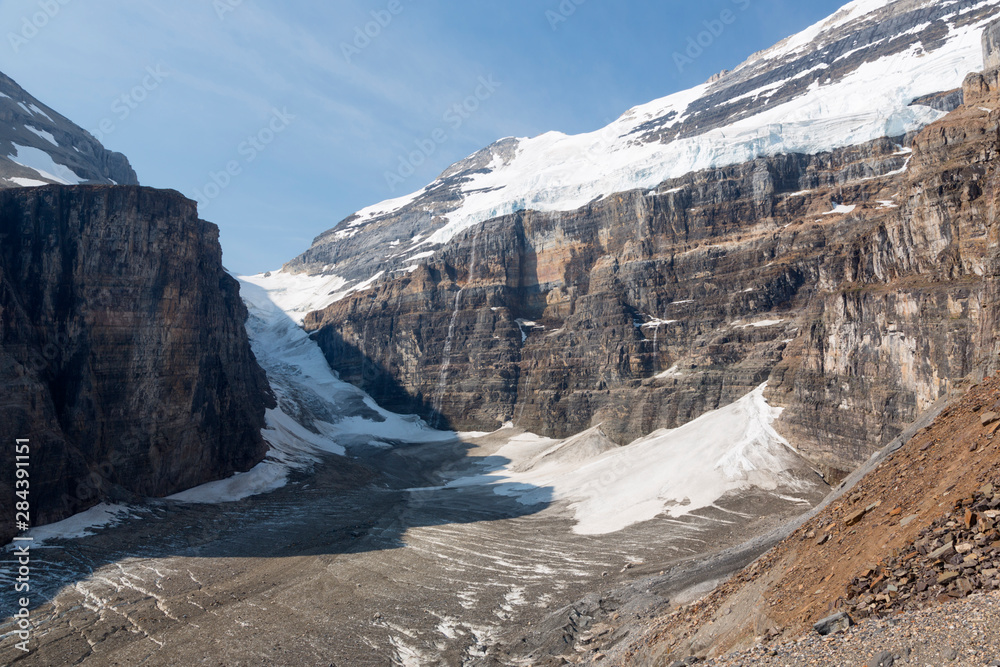 Canada, Banff National Park, Victoria Glacier raises to Abbot Pass
