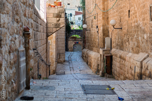 Fototapeta Naklejka Na Ścianę i Meble -  stone narrow street in Jerusalem old city